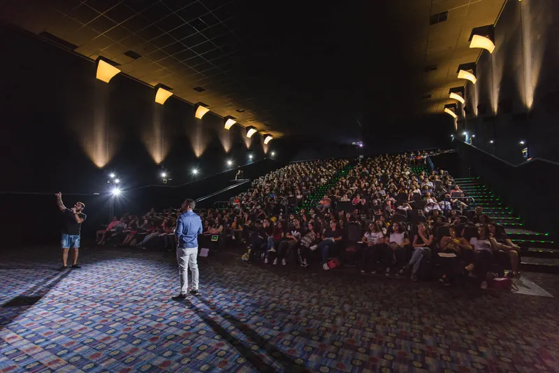 Sala de cinema lotada em aulão de redação do Profinho