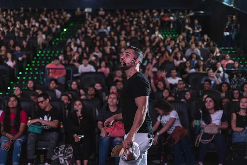 Profinho dando aula em auditório lotado