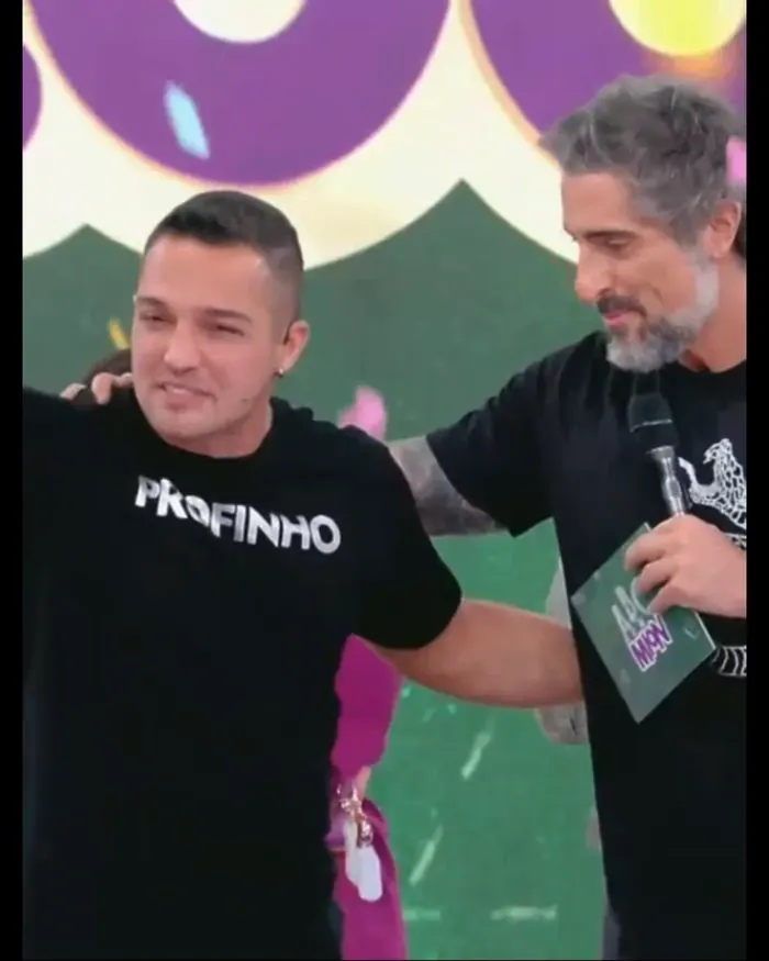 Profinho ao lado do apresentador Marcos Mion em programa de TV