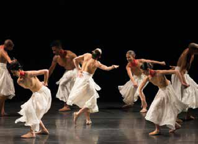 Cena do espetáculo Gira, do Grupo Corpo, com bailarinos em composição cênica que dialoga com movimentos e atmosferas de práticas religiosas afro-brasileiras.