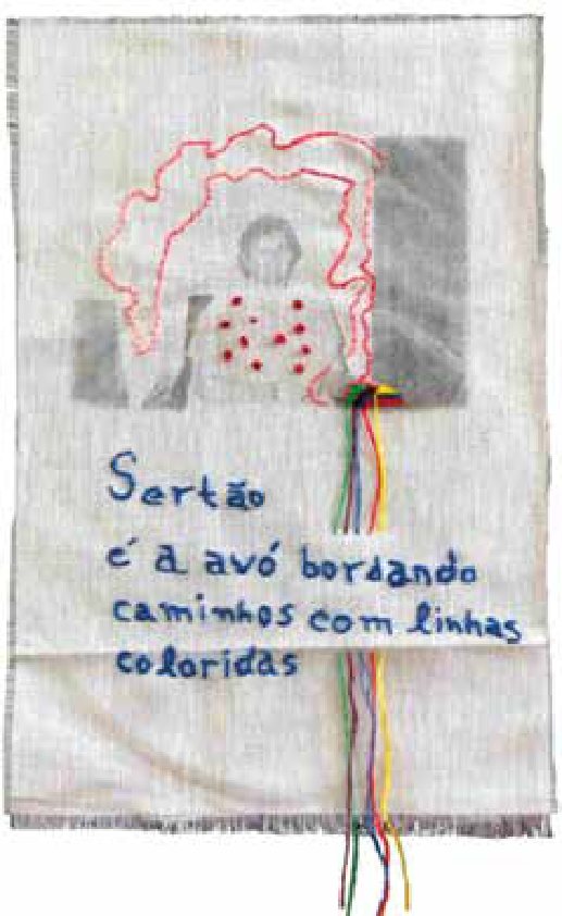 Bordado sobre tecido com fotografia de uma avó, linhas coloridas e a frase que associa o Sertão à avó bordando caminhos.