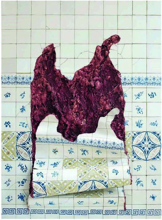Azulejaria em carne viva, de Adriana Varejão: superfície de azulejos com padrões azuis e uma grande abertura central que expõe material vermelho semelhante a carne, além de rachaduras.