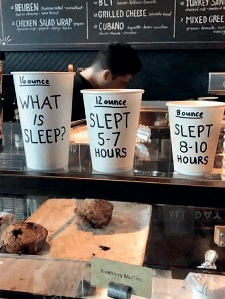Fotografia de três embalagens de bebida. A maior, de 16 ounces, pergunta What is sleep?; a de 12 ounces diz Slept 5-7 hours; a menor, de 8 ounces, diz Slept 8-10 hours.